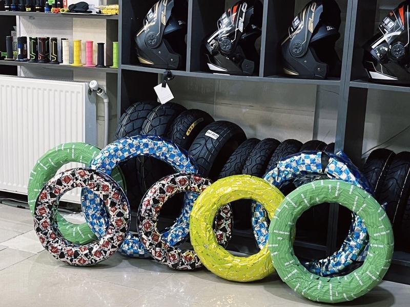 Tyres for motorcycles and scooters